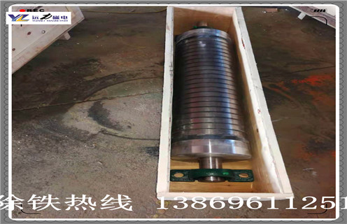 褐鐵礦專(zhuān)用輥式磁選機(jī),輥式磁選機(jī)主要適用于塊狀的褐鐵礦需要破碎、球磨后再磁選,按照選礦效果水選強(qiáng)磁磁選機(jī)的選礦效果佳,一般作為精選使用可一次性提高褐鐵礦10-20個(gè)品位。褐鐵礦磁選機(jī)的磁場(chǎng)可達(dá)到16000高斯,是專(zhuān)門(mén)針對(duì)褐鐵礦、錳礦、赤鐵礦等弱磁性礦的一種磁選設(shè)備。 一、褐鐵礦專(zhuān)用輥式磁選機(jī)主要用途 該設(shè)備用于褐鐵礦,赤鐵礦,氧化錳,碳酸錳礦選礦,設(shè)備的磁場(chǎng)強(qiáng)度在9000-12000Gs,磁場(chǎng)梯度大、用電量少、性能穩(wěn)定。該系列設(shè)備用于低品位褐鐵礦,赤鐵礦,氧化錳,碳酸錳礦的分選,能一次性提高3-15個(gè)品位,很好地解決了歷來(lái)低品位褐鐵礦,赤鐵礦,氧化錳,碳酸錳礦不能入爐冶煉、銷(xiāo)售難的問(wèn)題,為低品位礦石找到了出路,能產(chǎn)生可觀的經(jīng)濟(jì)效益。該設(shè)備投資回報(bào)高,是投資少見(jiàn)效快的好項(xiàng)目。 二、褐鐵礦專(zhuān)用輥式磁選機(jī)工作原理 1、將3-5毫米的原礦送入上料斗,經(jīng)過(guò)振動(dòng)電機(jī)振動(dòng)布料,出料量可通過(guò)手輪來(lái)進(jìn)行精確調(diào)整。磁輥通過(guò)調(diào)速電機(jī)拖動(dòng),轉(zhuǎn)速的快慢通過(guò)調(diào)速表來(lái)進(jìn)行調(diào)節(jié),可控制磁選機(jī)的產(chǎn)量和精礦品位。 2、礦粒經(jīng)輸送帶被送入上磁輥分選,由于褐鐵礦,赤鐵礦,氧化錳,碳酸錳礦的礦粒有磁性,立即被強(qiáng)磁場(chǎng)吸附在磁輥上,脈石粒(雜石、砂土)由于沒(méi)有磁性(磁性很弱),磁輥的強(qiáng)磁對(duì)它不產(chǎn)生吸力,隨著磁輥的轉(zhuǎn)動(dòng),礦粒一直被吸在磁輥上,而脈石粒在磁輥轉(zhuǎn)到前端位置時(shí)被拋出掉在隔礦板的前面(通過(guò)改變隔礦板角度的大小可調(diào)整精礦的品位),礦粒繼續(xù)被磁輥帶到脫磁區(qū)時(shí)自動(dòng)掉入一選集礦斗收集為精礦成品。 3、由于上磁輥掉下的脈石中還夾帶有一些磁性更弱的礦粒,它們將進(jìn)入下磁輥繼續(xù)進(jìn)行磁選,磁選后的成品礦粒進(jìn)入二選集礦斗收集為成品,被拋出的脈石經(jīng)尾礦口排出,至此磁選工序結(jié)束。由于原礦中的脈石被拋棄。 4、所以使褐鐵礦,赤鐵礦,氧化錳,碳酸錳的品位得到提高。整臺(tái)設(shè)備的用電量?jī)H為4KW左右,磁選投入成本是相當(dāng)?shù)偷摹8蓾袷接缽?qiáng)磁選礦機(jī)是我公司自主研究開(kāi)發(fā)的高新技術(shù)產(chǎn)品,技術(shù)已相當(dāng)成熟。 三、褐鐵礦專(zhuān)用輥式磁選機(jī)磁選優(yōu)勢(shì) 1.分選效果好:由于本機(jī)采取動(dòng)態(tài)磁系設(shè)計(jì),礦料在滾筒表面滑動(dòng)、位移及翻滾,滾筒不沾料,有利于物料分選,初選品位可提高1-4倍,一次精選品位可達(dá)60%以上。 2.處理能力大:由于本公司采用包裹式開(kāi)放磁系,物料不裹團(tuán),無(wú)堵塞現(xiàn)象,因此處理能力大,單臺(tái)初選機(jī)的處理原礦量可達(dá)50噸以上,還可多機(jī)并列并聯(lián)使用,可成倍提高產(chǎn)量。 3.適應(yīng)行業(yè)廣:本公司干式磁選機(jī),分四大類(lèi),有二十多個(gè)品種和規(guī)格型號(hào)。可以滿(mǎn)足各種鐵礦、河砂、尾礦、鋼渣、鋼灰、硫酸渣、磨料、耐火材料、制板、橡膠、糧食等諸多行業(yè)的需求,部分設(shè)備還可一機(jī)多用。 4.生產(chǎn)效果高:干選不用水,因此可不受水源限制,常年連續(xù)生產(chǎn),對(duì)無(wú)水地區(qū),季節(jié)性缺水地區(qū),高寒地區(qū),每年可增加100-150個(gè)工作日,有效提高設(shè)備利用率。
